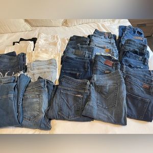 25 pairs of jeans, between size 31 and size 32. There is 1 size 30.
